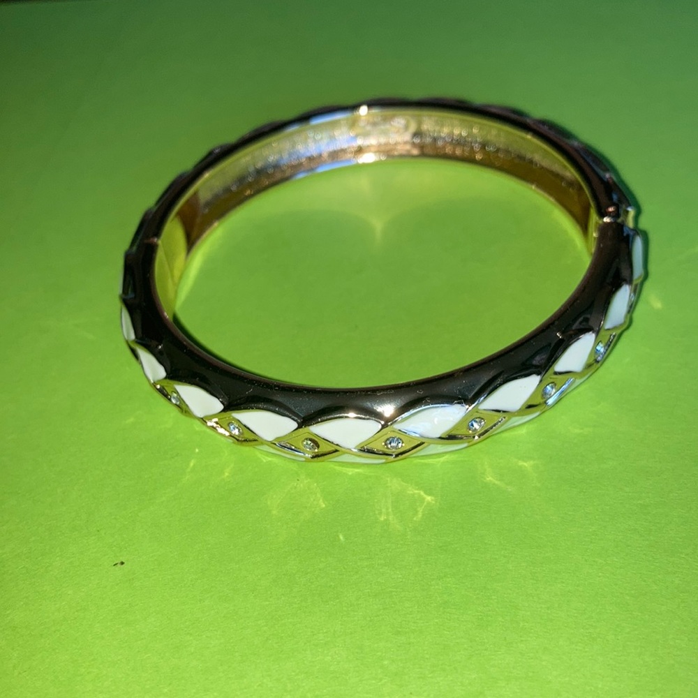 NWOT SEQUIN hinged bracelet, gt w/rhinestones in diamond shapes w/wh enamel $20 - Picture 4 of 5